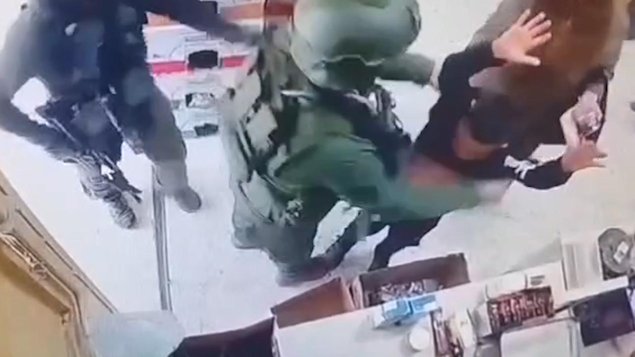 Alçak katiller, alışveriş yapan küçük çocuğu darp etti