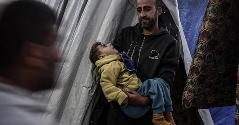 Gazzeli baba açlıktan ölen 2 evladını toprağa verdi