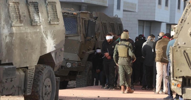 İşgal ordusu biri çocuk 25 Filistinliyi gözaltına aldı