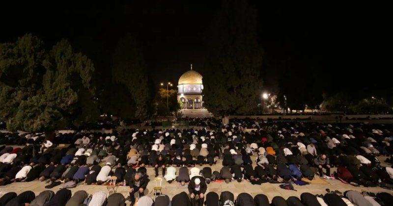 Mescid-i Aksa'da 150 bin kişi teravih namazı kıldı