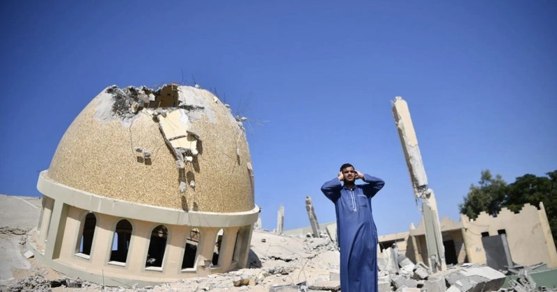 Gazzeliler, İsrail saldırılarının yok ettiği camiler yerine okulda itikafa girdi
