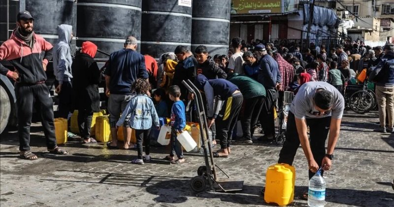 Gazzeliler, bir yudum su içebilmek için uzun saatler kuyrukta bekliyor