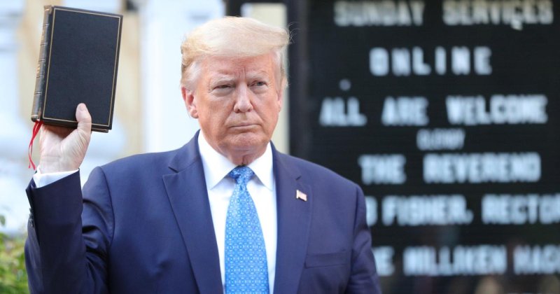 Dindar Amerikalılar, İncil satan Trump'ı topa tuttu