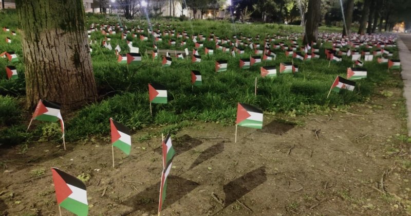 Paris'te Gazze'de ölen çocuklar için 13 bin Filistin bayrağı yerleştirildi