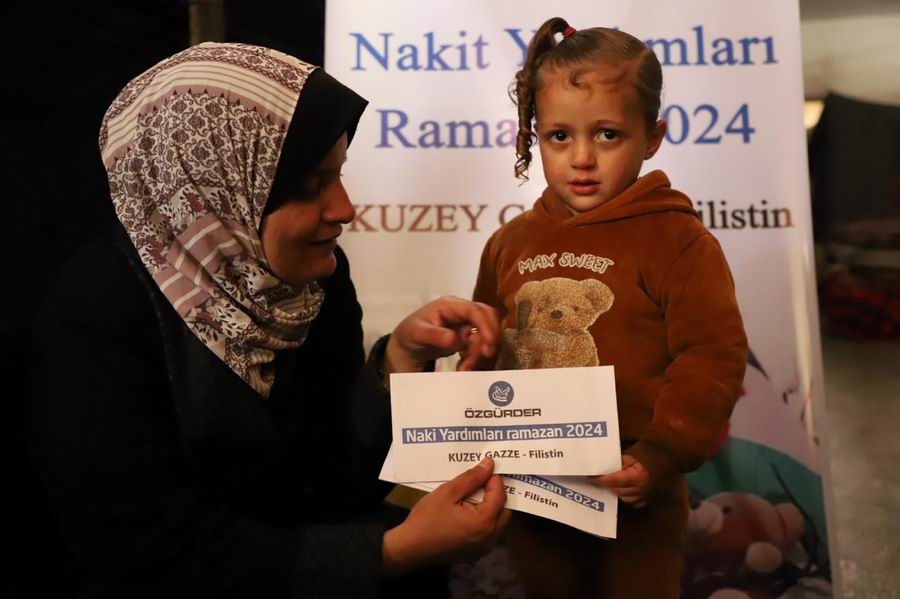 Özgür-Der gönüllülerinin zekat ve fitreleri Gazze’de dağıtıldı