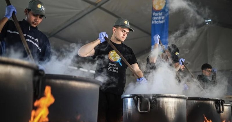 İsrail saldırılarının hedefi olan World Central Kitchen Gazze'de Filistinlilere sıcak yemek sağlıyor