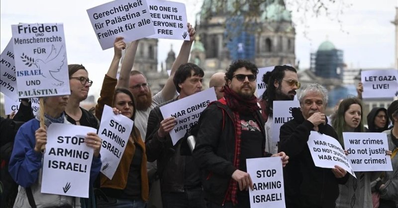 Berlin'de yaşayan İsrailliler, Gazze'deki savaşın sona ermesi için gösteri yaptı