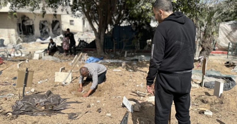 Filistinli baba İsrail’in öldürdüğü bebeğinin mezarını bulmaya çalışıyor