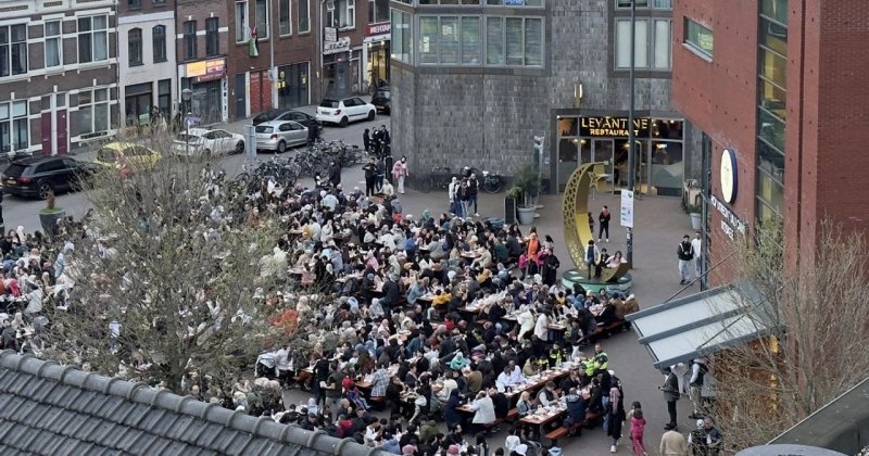 Hollanda’da cami önünde 1500 kişilik sokak iftarı düzenlendi