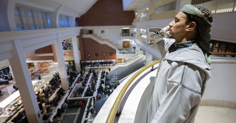 Londra'daki ünlü British Library'de toplu iftar programı düzenlendi