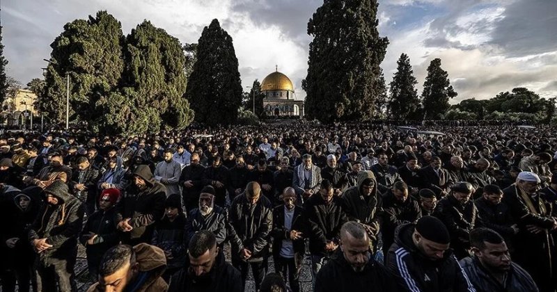 Mescid-i Aksa'da 60 bin kişi bayram namazını kıldı
