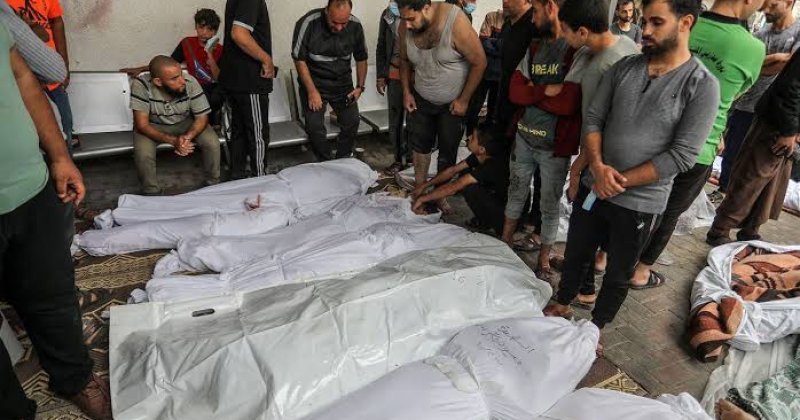 Katil İsrail bir ailenin evini bombaladı, en az 14 sivil yaşamını yitirdi