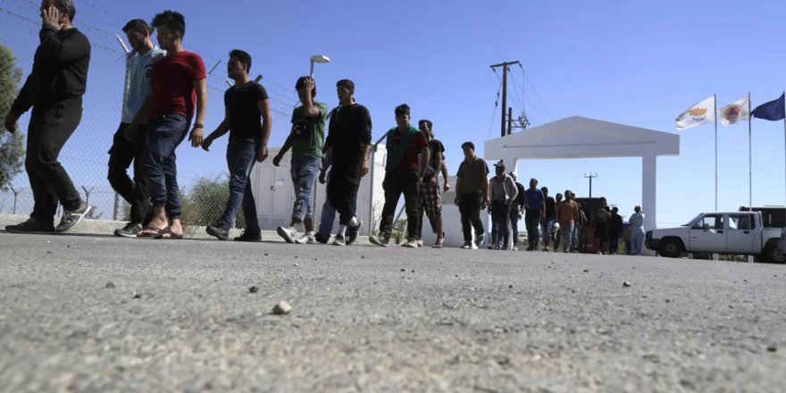 Kıbrıslı Rumlar, Suriyeli göçmenlerin sığınma başvurularını askıya aldı