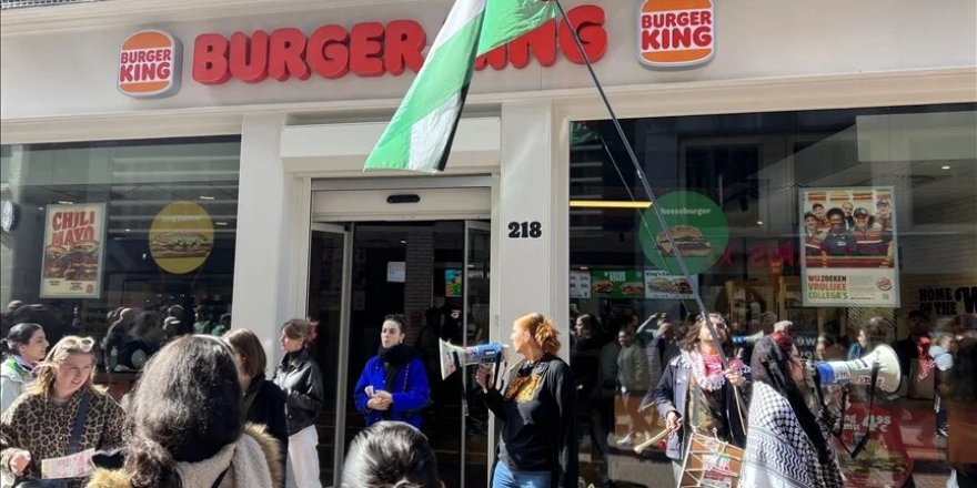 Hollanda'da Burger King şubeleri önünde toplanan gruplar İsrail'i protesto etti