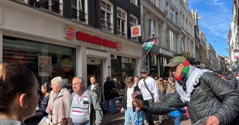 Hollanda'da Burger King şubeleri önünde toplanan gruplar İsrail'i protesto etti