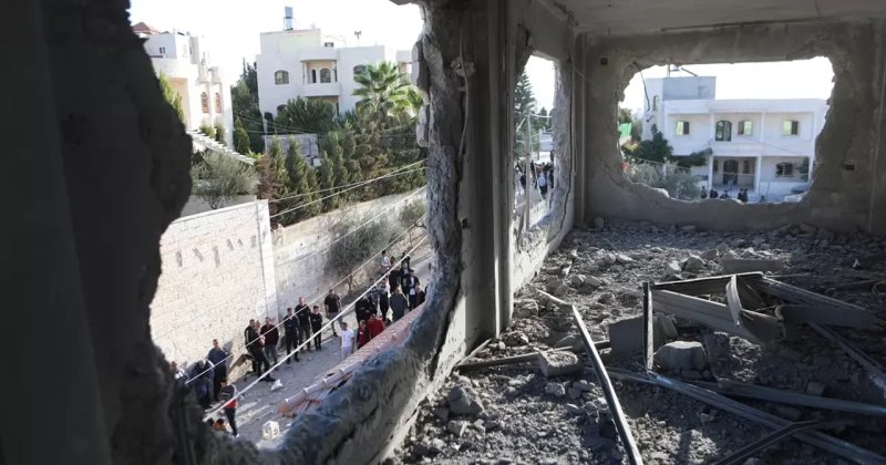 İşgal askerleri, Batı Şeria'da Filistinli 2 tutuklunun evini yıktı