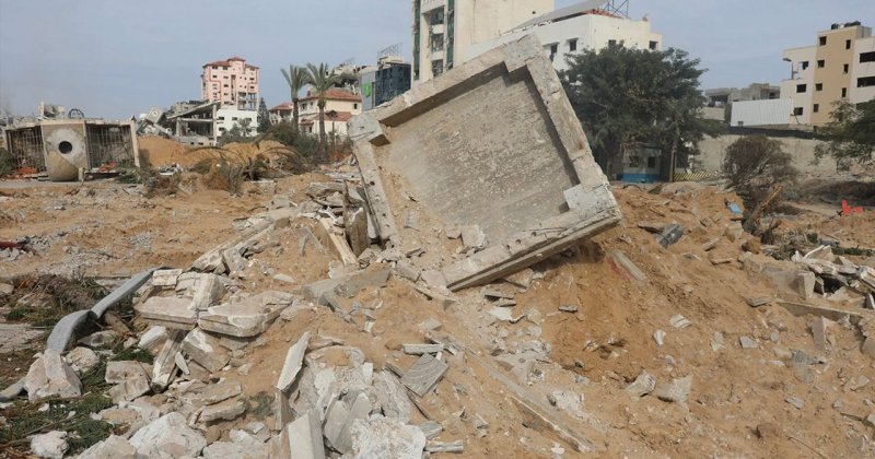 Katil İsrail, Gazze Şeridi'nde belediye binasını hedef aldı
