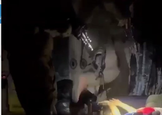 Siyonist katiller Filistinli adamın evini basıp uyurken üzerine köpeği saldı