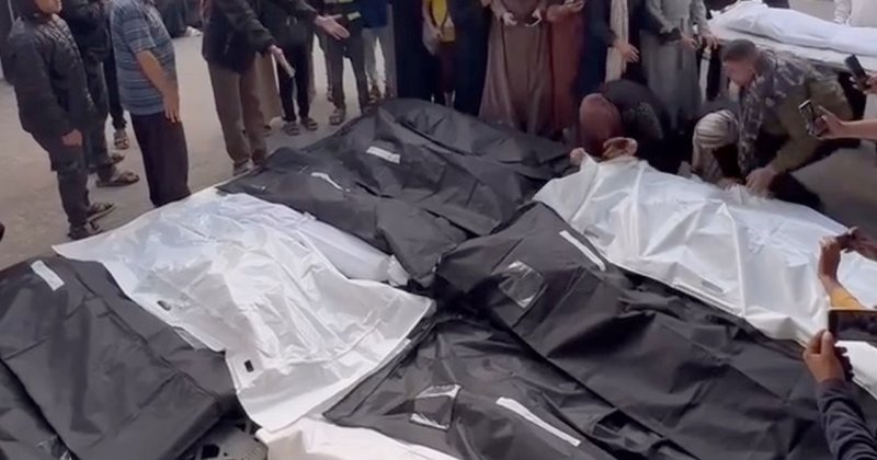 Katil İsrail Refah'ta aynı aileden 13 çocuğu katletti