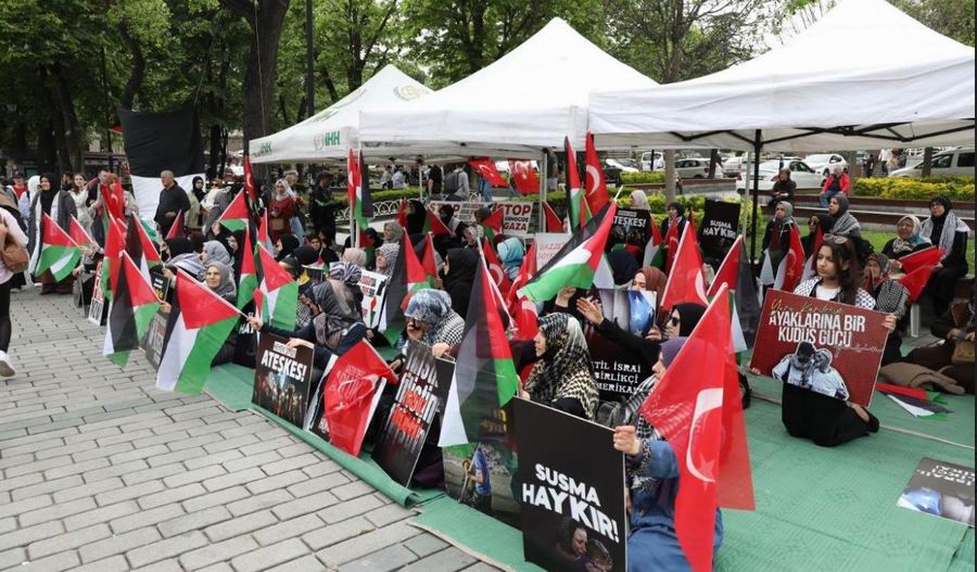 İHH, Sultanahmet Meydanı’nda Gazze’deki soykırıma karşı oturma eylemi başlattı