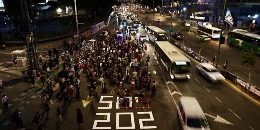 Gazze Şeridi'ndeki Yahudi esirlerin aileleri Tel Aviv'de yol kapattı