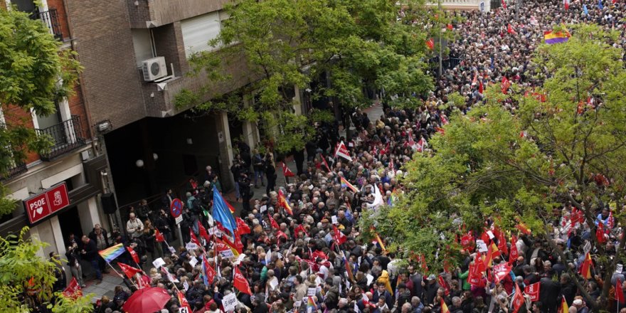 Binlerce kişi, İspanya Başbakanı Sanchez için meydana indi