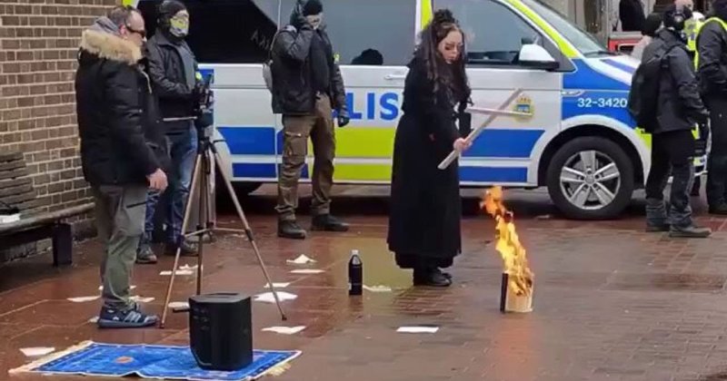 İsveç'te bir kadın polis korumasında Kur'an-ı Kerim yaktı