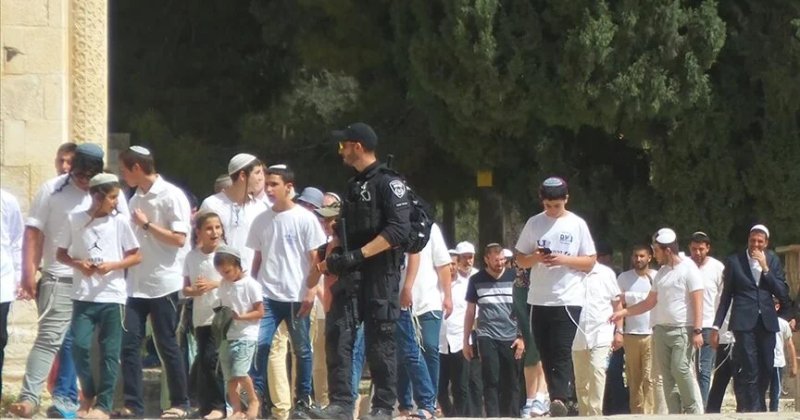 Yüzlerce fanatik Yahudi, polis korumasında Mescid-i Aksa'ya baskın düzenledi