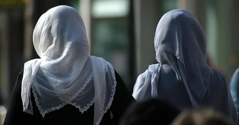 Almanya'da başörtülü iki kız çocuğuna ırkçı saldırı!