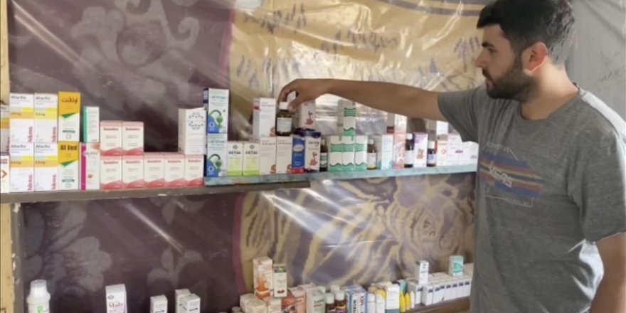 Filistinli eczacı, hastalara şifa dağıtmak için Refah'ta "çadırdan" eczane açtı