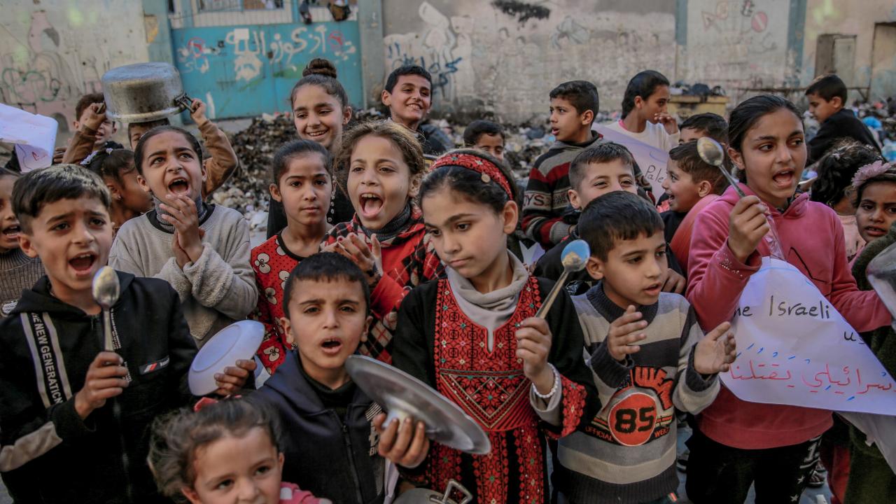Siyonist rejimin vahşi saldırılarına rağmen Filistinliler okumaya devam ediyor