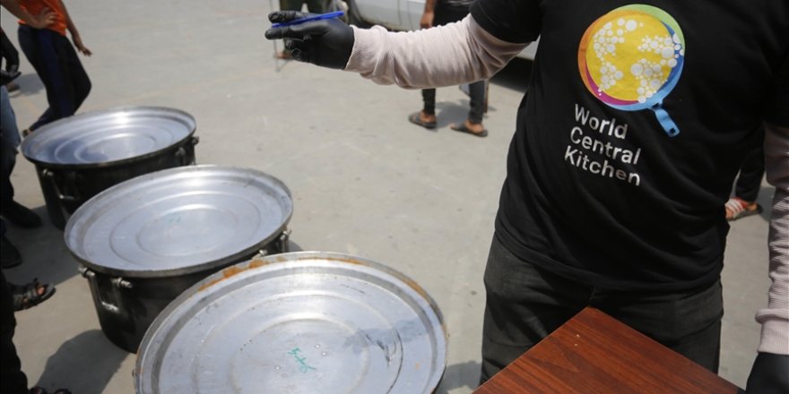 Katil İsrail'in saldırdığı WCK Gazze'de yeniden yemek dağıtımına başladı