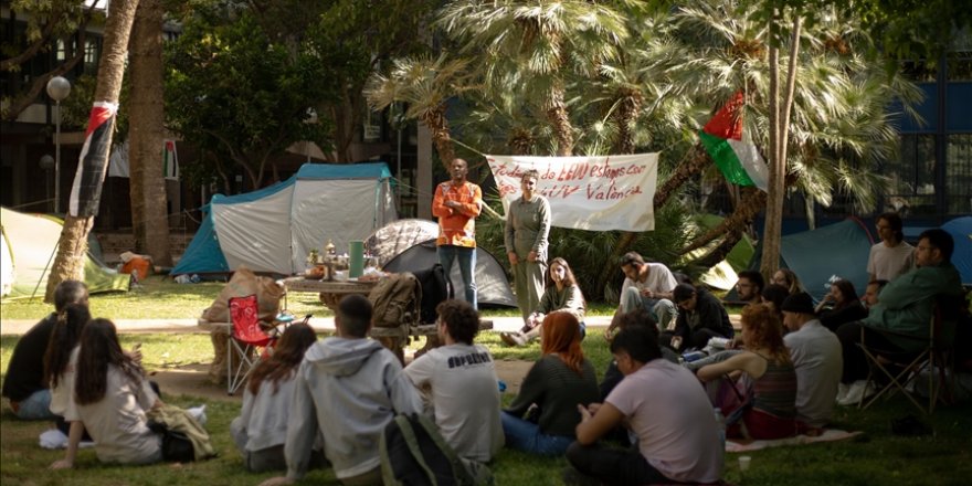 Valencia Üniversitesinde bir grup öğrenci Filistin'e destek için kampüste sabahlıyor