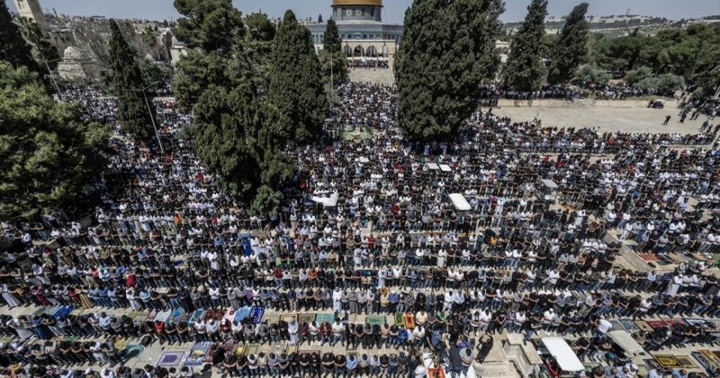 Kısıtlamalara rağmen 30 bin Müslüman Mescid-i Aksa'da cuma namazı kıldı