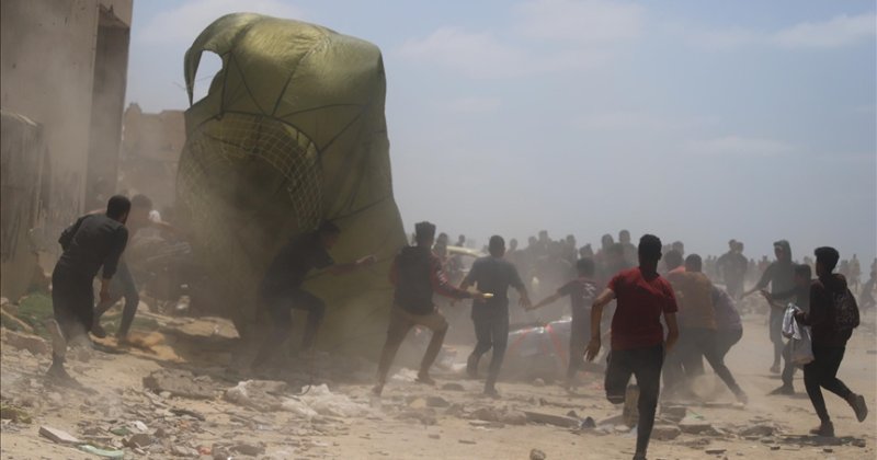 Gazze'ye havadan bırakılan yardımlar yine can aldı