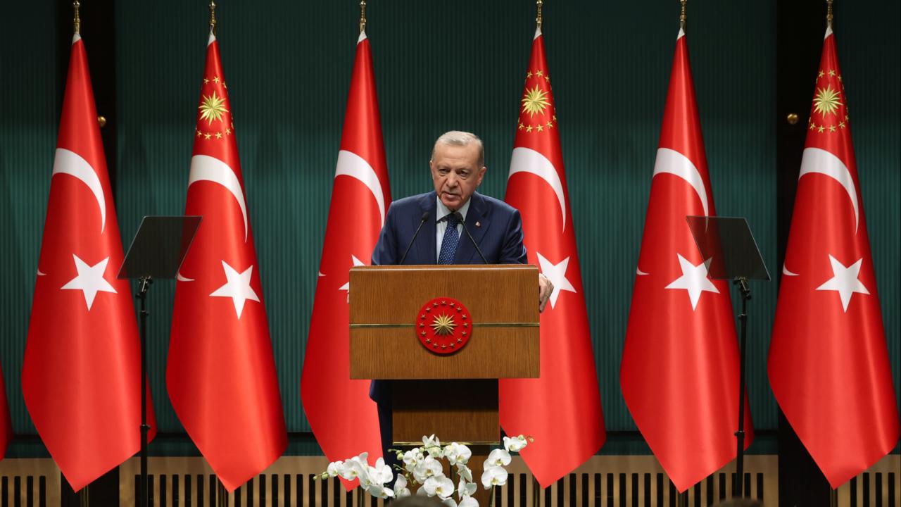 Erdoğan’'dan sert tepki: "Arapça tabelaları indirmek faşizmdir!"