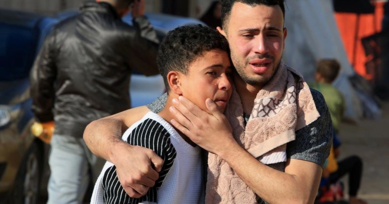 Katil İsrail, Refah'ta sivillerin olduğu binayı vurdu