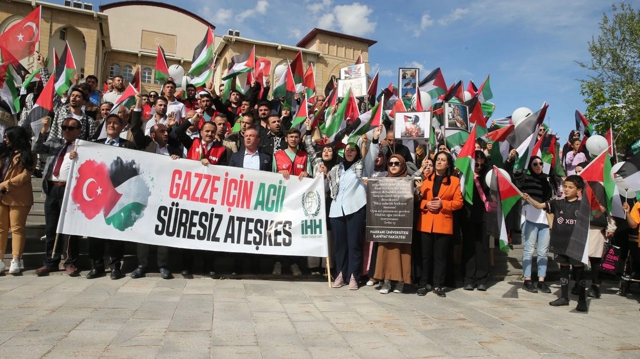 Hakkari'de üniversite öğrencileri katil İsrail'in saldırılarını protesto etti