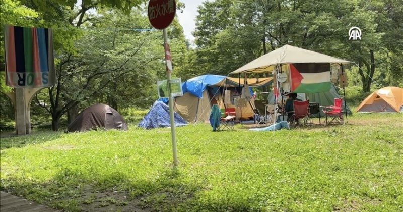 Tokyo Üniversitesinde öğrenciler Filistin için kampüste kurdukları çadırlarda geceliyor