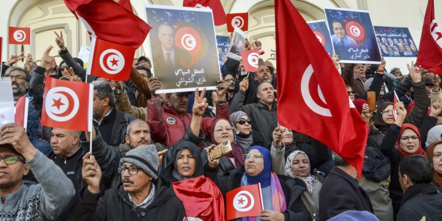 Tunuslular, muhaliflerin serbest kalması ve adil cumhurbaşkanlığı seçimi için protesto düzenledi