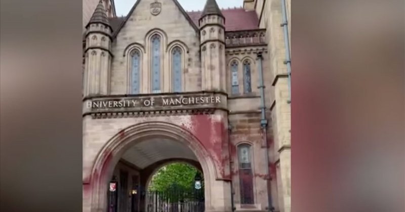 Manchester Üniversitesinin İsrail ile olan işbirlikleri kırmızı boyayla protesto edildi