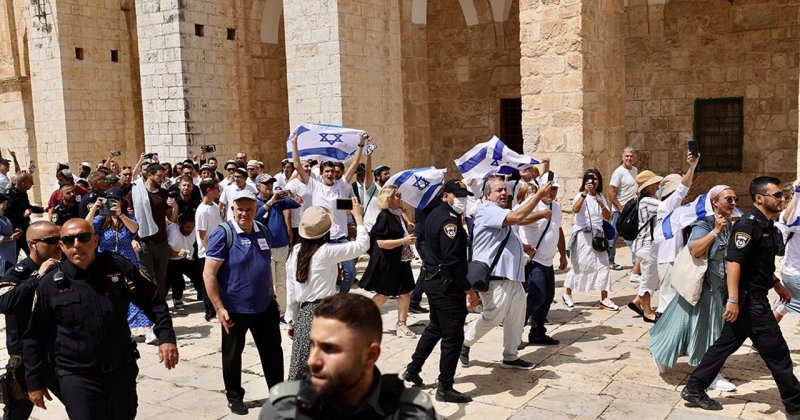 Fanatik yahudiler Mescid-i Aksa'da İsrail bayrağı açtı