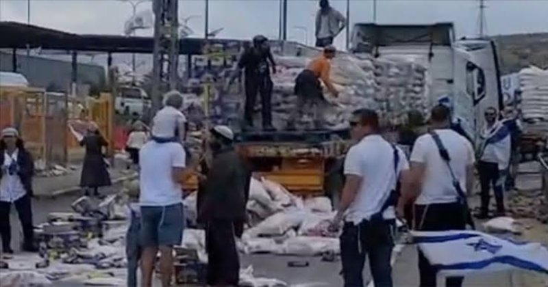Fanatik yahudiler yardım tırlarına saldırdı