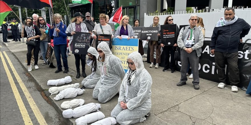İrlanda'da, İsrail'in Dublin Büyükelçiliği önünde Filistin'e destek gösterisi