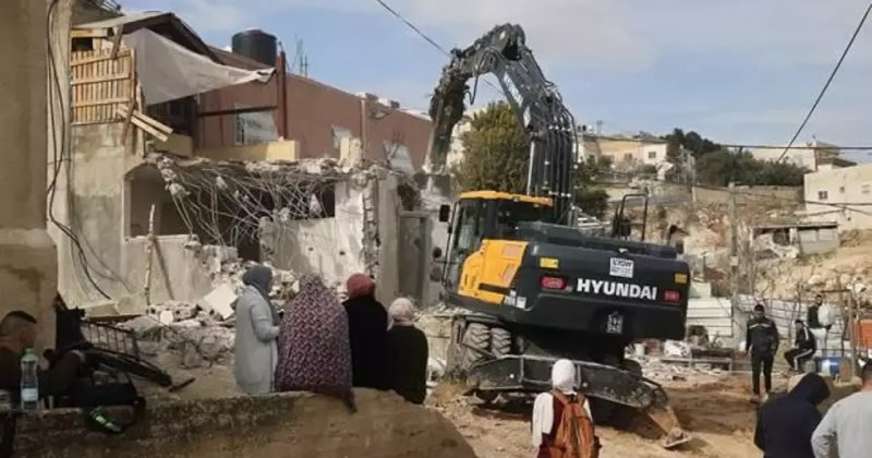 Siyonist işgal ordusu, Filistinlilere ait bir evi yıktı