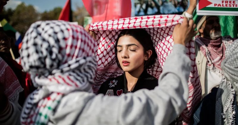 Avustralya'da mecliste kefiye takmak yasaklandı!
