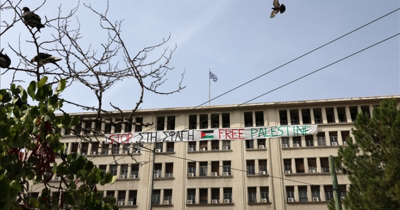 Yunanistan'da Kalkınma Bakanlığı çalışanları, Bakanlık binasına Filistin bayrağı astı