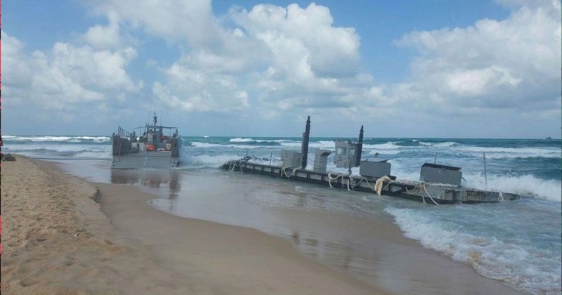 ABD'nin Gazze'de kurduğu geçici limanın bir parçası sürüklenerek karaya oturdu