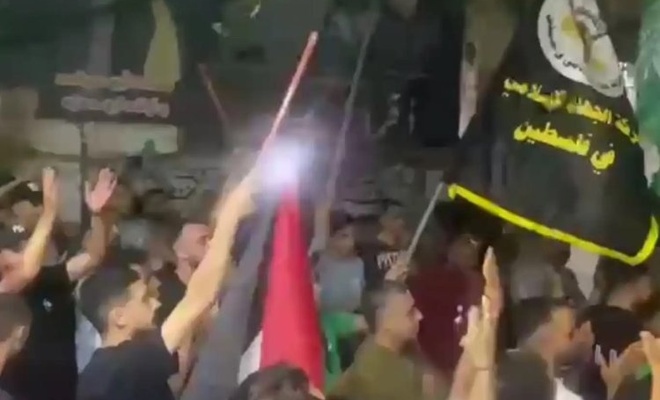 İşgal askerlerinin esir alınması Filistin kamplarında sevinç gösterilerine sahne oldu
