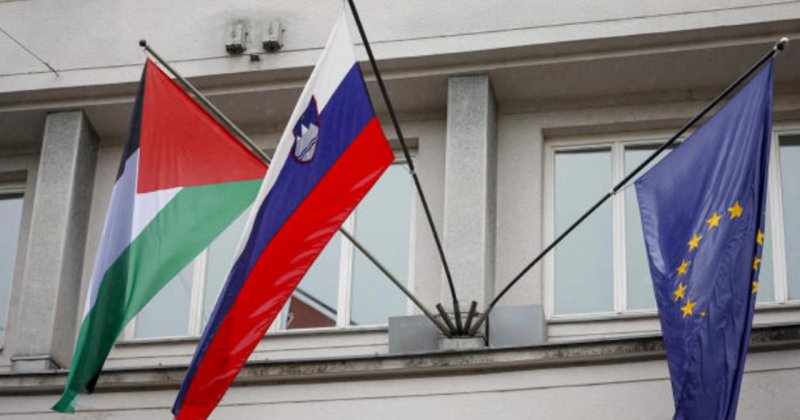 Slovenya'da hükümet binasına Filistin bayrağı asıldı